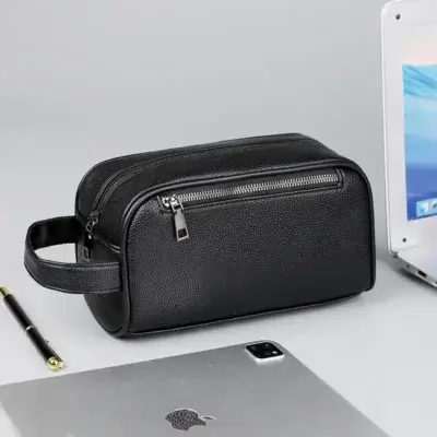 Sac-portefeuille slim en cuir PU ou tissu résistant, parfait pour glisser dans la poche ou transporter sans encombre.