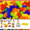 Petit garçon souriant en train de construire avec des blocs colorés — jeu éducatif qui développe motricité fine, concentration et créativité dès 3 ans.