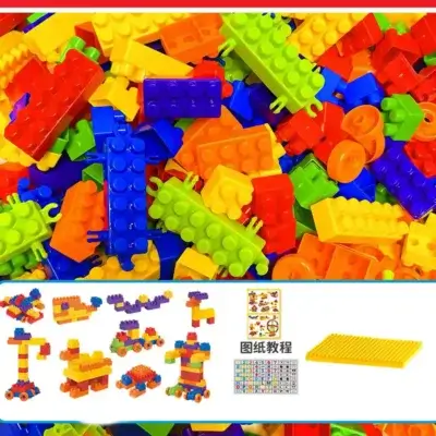 Petit garçon souriant en train de construire avec des blocs colorés — jeu éducatif qui développe motricité fine, concentration et créativité dès 3 ans.