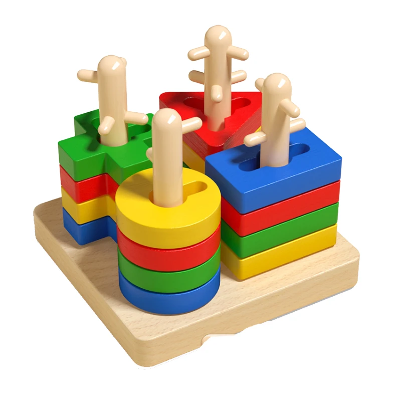 Blocs géométriques en bois empilés sur leurs tiges respectives — chaque forme (cercle, triangle, carré) s’adapte parfaitement à sa colonne pour un apprentissage ludique et sensoriel.