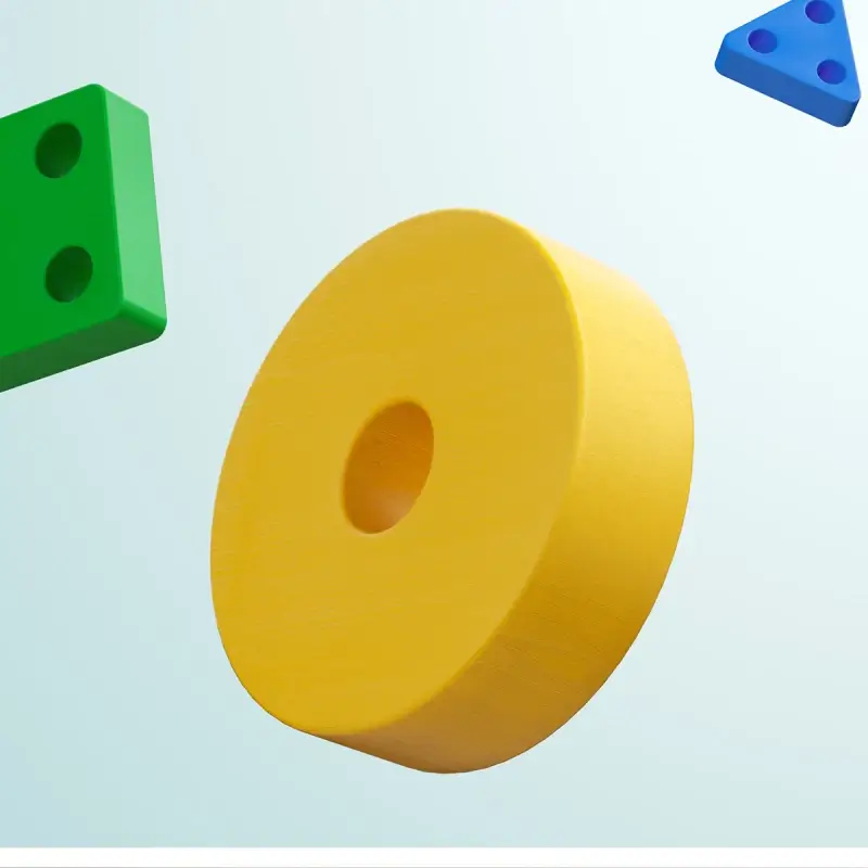 Détail des blocs géométriques en bois coloré : cercle jaune, triangle bleu et rectangle vert — conçus pour stimuler la reconnaissance des formes et des couleurs chez l’enfant.