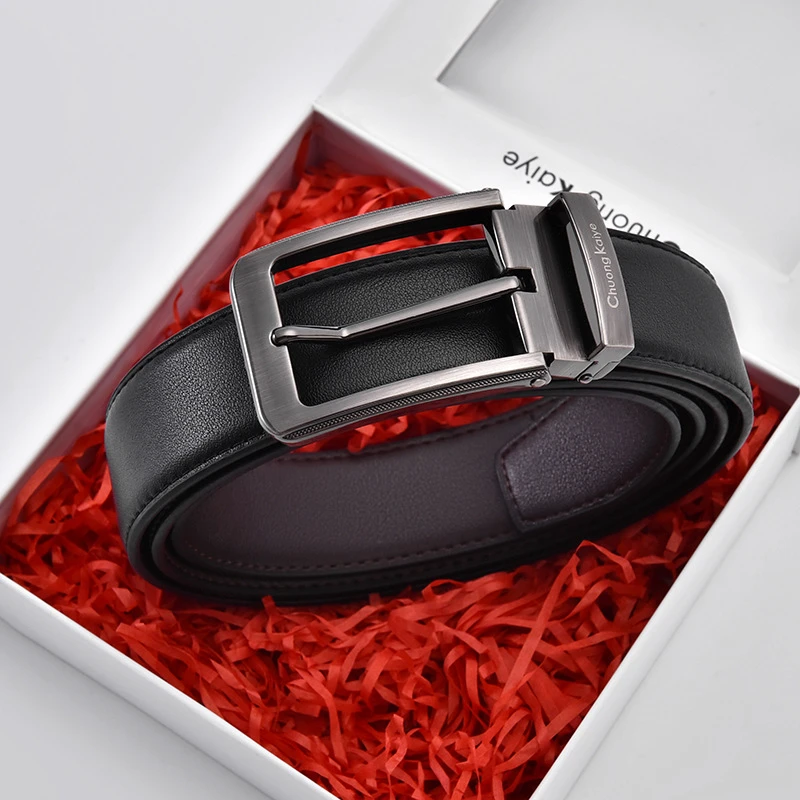 Ceinture en cuir véritable pour homme présentée dans une boîte cadeau garnie de papier rouge — un cadeau élégant et soigné pour Noël, anniversaire ou fête des pères.