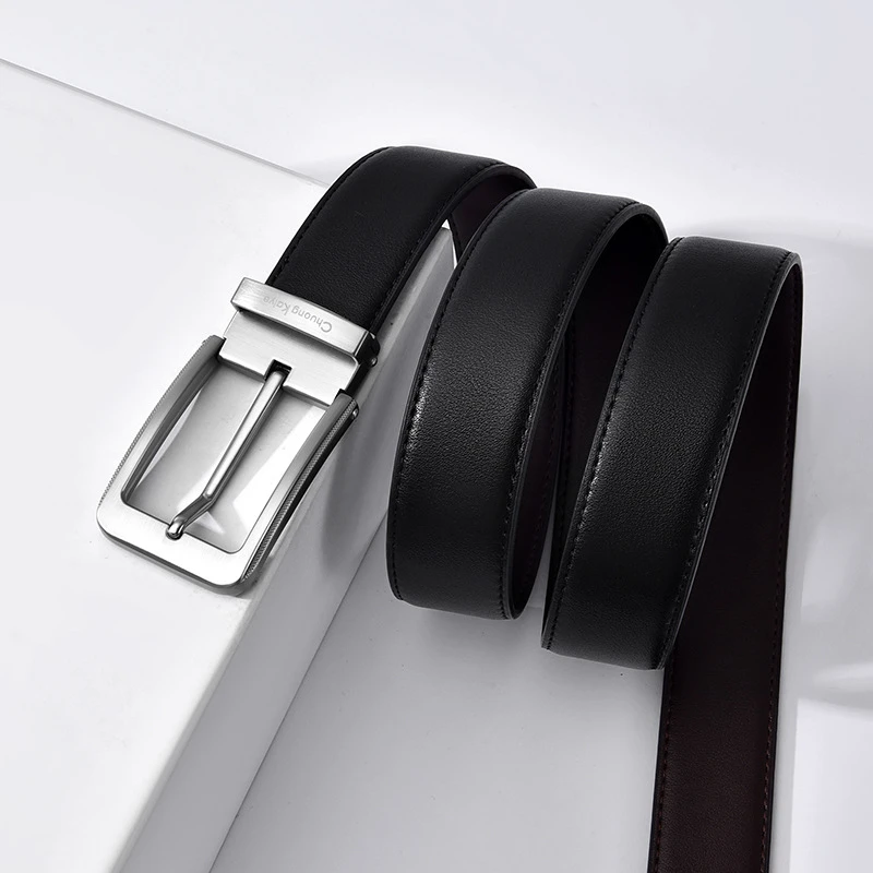 Détail de la texture du cuir véritable et des surpiqûres précises sur une ceinture pour homme, signe d’une finition haut de gamme.