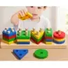 Petit enfant concentré en train d’enfiler un bloc géométrique jaune sur la tige — jeu éducatif qui développe coordination œil-main et logique spatiale.