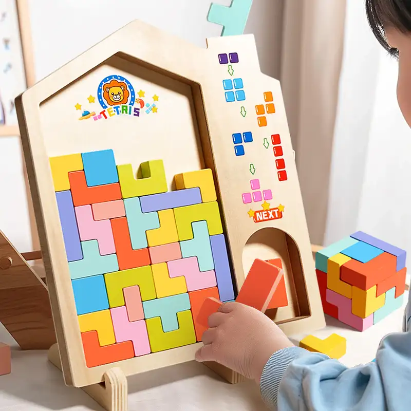 Petit enfant concentré en train d’encastrer une pièce du puzzle Tetris en bois — activité sensorielle et cognitive idéale pour le développement précoce.