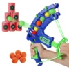 Main d’enfant tenant un arc bleu avec flèches multicolores, prêt à tirer sur des cibles empilables — jeu éducatif pour développer coordination et concentration.