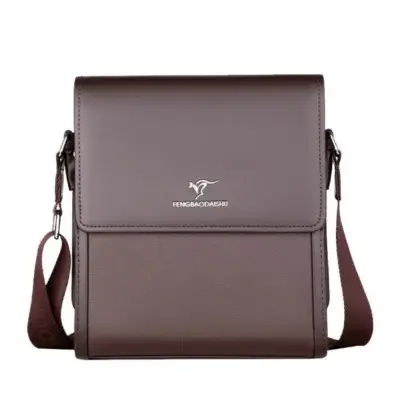 Sac bandoulière homme en cuir marron, finition texturée et design élégant — parfait pour les tenues décontractées ou habillées.