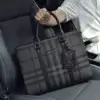 Homme tenant un sac business en cuir dans une voiture, soulignant sa praticité lors des déplacements professionnels ou des trajets quotidiens.