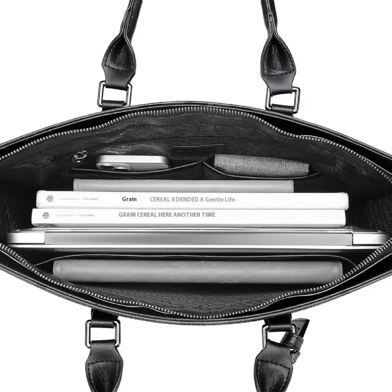 Intérieur bien organisé du sac business, avec compartiment pour tablette, livres et accessoires — conçu pour les hommes actifs qui ont besoin d’espace et d’ordre.