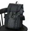Sac à dos élégant posé sur une chaise noire, mettant en valeur son design structuré et son style urbain moderne.