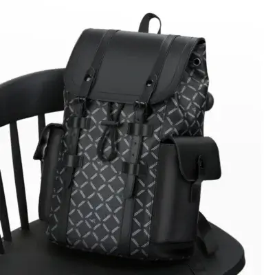 Sac à dos élégant posé sur une chaise noire, mettant en valeur son design structuré et son style urbain moderne.