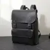 Sac à dos vintage en cuir noir posé dans une ambiance urbaine, mettant en valeur son style intemporel — idéal pour les étudiants, professionnels ou voyageurs à la recherche d’un accessoire élégant et pratique.