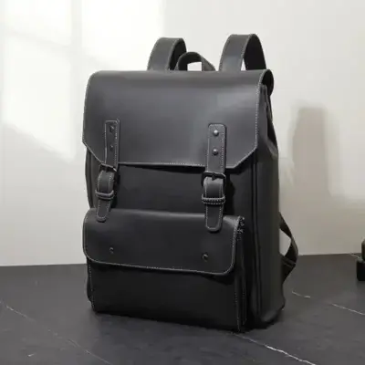 Sac à dos vintage en cuir noir posé dans une ambiance urbaine, mettant en valeur son style intemporel — idéal pour les étudiants, professionnels ou voyageurs à la recherche d’un accessoire élégant et pratique.