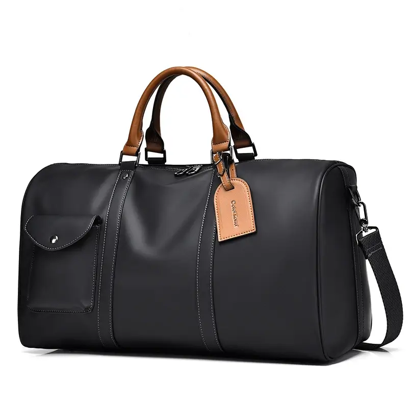 Sac de voyage homme en cuir synthétique noir, avec poches pratiques, coutures contrastées et étiquette en cuir — design élégant et fonctionnel pour tous vos déplacements.