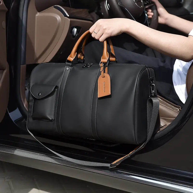 Sac de voyage en cuir noir glissé dans une voiture, prêt pour un départ — conçu pour s’adapter à tout véhicule grâce à sa forme compacte et ses poignées solides.