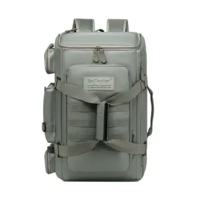 Sac de voyage gris en tissu résistant, doté de multiples poches extérieures et intérieures, idéal pour organiser vos affaires lors de déplacements courts ou longs.