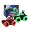 Deux voitures cascadeurs — rouge et verte — présentées devant leur emballage, avec fonction lumière, musique et rotation 360° pour des jeux amusants.