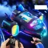 Enfant pilotant une voiture jouet fusée avion via manette ou bracelet gestuel, avec lumières multicolores et sons dynamiques pour une expérience interactive