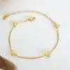 Bracelet en acier inoxydable doré avec chaîne fine et pendentifs cœurs incrustés de zircons — design délicat et élégant, parfait pour un look quotidien ou une occasion spéciale.