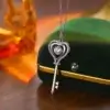 Collier pendentif clé cœur posé sur un écrin velours vert — idéal comme cadeau précieux pour elle, à l’occasion d’un anniversaire, la Saint-Valentin ou une déclaration d’amour.