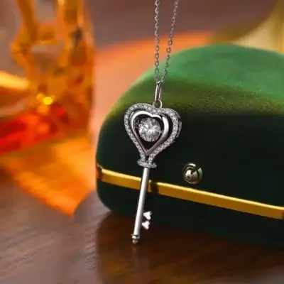 Collier pendentif clé cœur posé sur un écrin velours vert — idéal comme cadeau précieux pour elle, à l’occasion d’un anniversaire, la Saint-Valentin ou une déclaration d’amour.