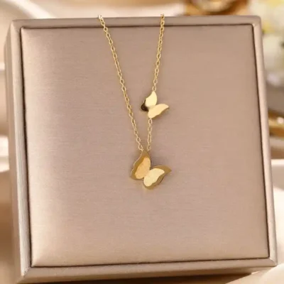 Collier en acier inoxydable doré avec deux pendentifs papillons délicats — design féminin et élégant, parfait pour un look quotidien ou une occasion spéciale.