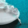 Collier pendentif clé en forme de cœur, orné d’un zircon central et d’une bordure de strass — design romantique et élégant, parfait pour un look féminin ou un cadeau d’amour.