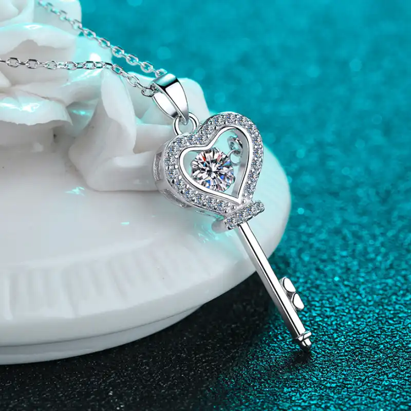 Collier pendentif clé en forme de cœur, orné d’un zircon central et d’une bordure de strass — design romantique et élégant, parfait pour un look féminin ou un cadeau d’amour.