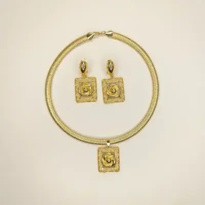 Ensemble bijoux mariage doré avec collier et boucles d’oreilles en forme de fleur sculptée — design élégant et romantique, parfait pour la mariée ou une demoiselle d’honneur.