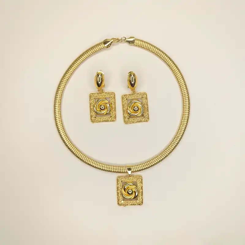 Ensemble bijoux mariage doré avec collier et boucles d’oreilles en forme de fleur sculptée — design élégant et romantique, parfait pour la mariée ou une demoiselle d’honneur.