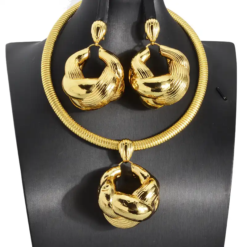 Ensemble collier et boucles d’oreilles "Grande Dame" en doré, avec nœud sculpté texturé — style puissant et raffiné, idéal pour les femmes qui aiment les bijoux affirmés et sophistiqués.