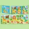 Livre-puzzle magnétique bleu avec 3 scènes : girafe, lion et dinosaure — jeu interactif qui introduit les animaux de la savane et du monde préhistorique aux enfants de 3 à 6 ans.