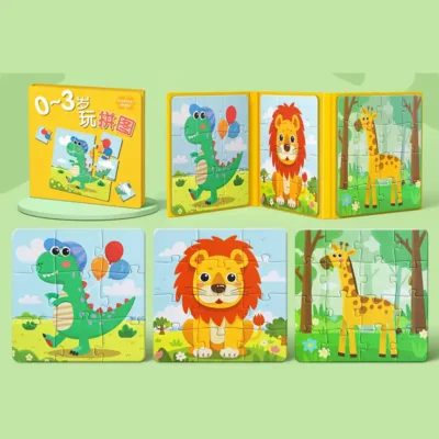 Livre-puzzle magnétique bleu avec 3 scènes : camion de pompiers, tracteur et lion en avion — jeu éducatif qui développe reconnaissance visuelle et motricité fine.