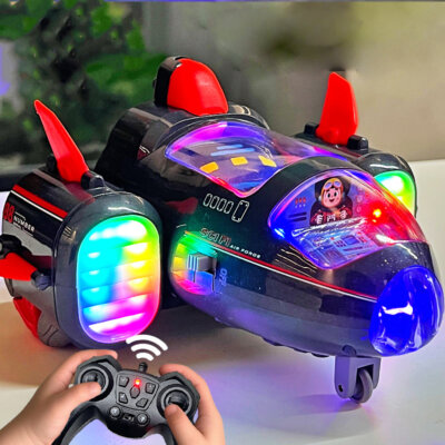 Enfant pilotant une voiture jouet fusée avion via manette avec lumières multicolores et sons dynamiques pour une expérience interactive