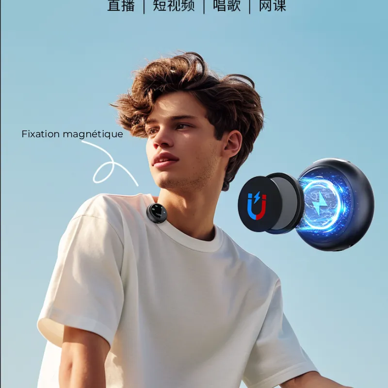 Fixation magnétique du microphone K31 PRO sur le col d’un t-shirt — design discret, stable et confortable pour les livestreams, podcasts ou cours en ligne.