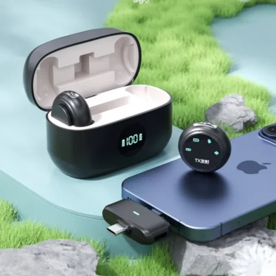 Microphone sans fil K31 PRO utilisé avec iPhone en extérieur — compact, résistant et doté d’une fixation magnétique, idéal pour vlogs, interviews ou enregistrements mobiles.