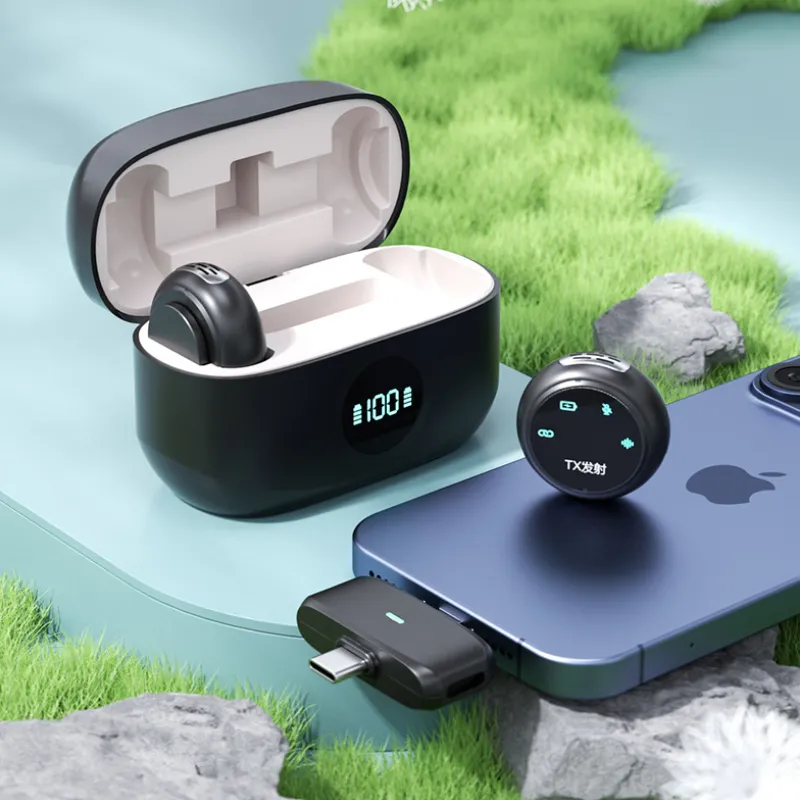 Microphone sans fil K31 PRO utilisé avec iPhone en extérieur — compact, résistant et doté d’une fixation magnétique, idéal pour vlogs, interviews ou enregistrements mobiles.