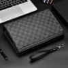 Pochette d’affaires haute gamme posée sur un bureau, accompagnée d’un ordinateur portable et d’un stylo — design raffiné et fonctionnel pour les professionnels exigeants.