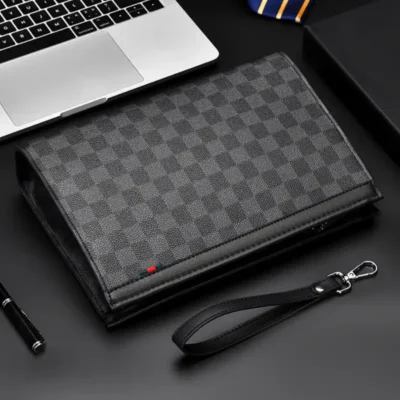 Pochette d’affaires haute gamme posée sur un bureau, accompagnée d’un ordinateur portable et d’un stylo — design raffiné et fonctionnel pour les professionnels exigeants.