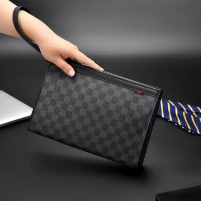 Pochette d’affaires pour homme haute gamme en tissu texturé avec motif damier gris — tenue par la main, idéale pour un look professionnel ou une réunion d’affaires.