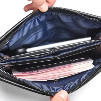 Intérieur spacieux du portefeuille antivol, avec compartiments pour billets, smartphone et stylo — fermeture zippée complète pour une sécurité maximale lors des déplacements.