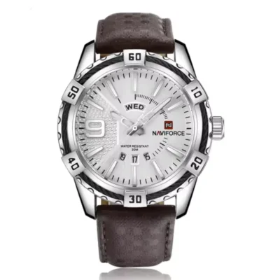 Montre Naviforce 9117 version argentée avec cadran blanc texturé, bracelet en cuir marron et détails métalliques — design sportif et élégant, parfait pour un look urbain ou décontracté.