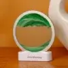 Lampe sable mouvant 3D « Quicksand Painting » avec paysage vert et or, base blanche gravée « Sand Painting » — décoration apaisante idéale pour bureau ou chambre.