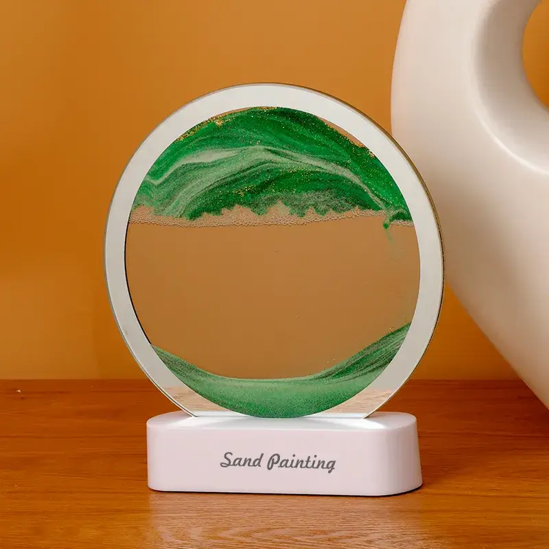 Lampe sable mouvant 3D « Quicksand Painting » avec paysage vert et or, base blanche gravée « Sand Painting » — décoration apaisante idéale pour bureau ou chambre.