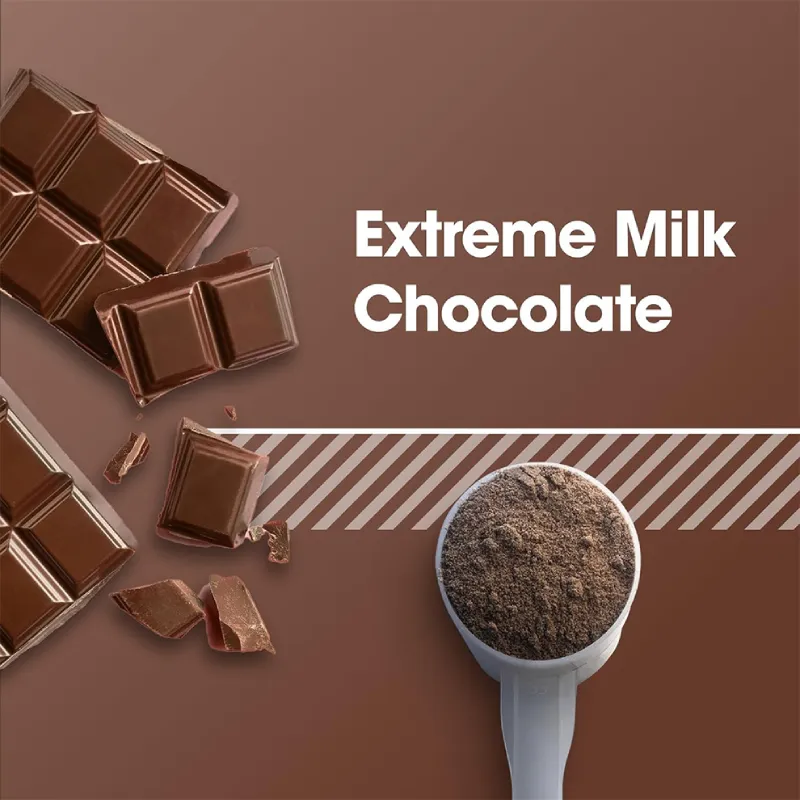 Visuel de la saveur « Extreme Milk Chocolate » : morceaux de chocolat au lait et cuillère remplie de poudre de whey — goût riche et gourmand, idéal pour shaker ou smoothie.