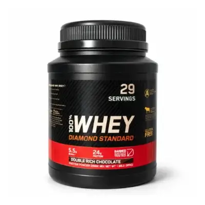 Pot de whey protein Diamond Standard, saveur Double Rich Chocolate — 29 portions, 24g de protéines, 5,5g BCAAs, sans gluten, testé sans substances interdites. Design premium noir et rouge.