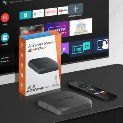 XS97 ATV PRO en fonctionnement : interface Android 12 sur écran TV, avec accès à YouTube, Google Play, SMARTTV et applications tierces — expérience multimédia fluide en 4K HDR10+.