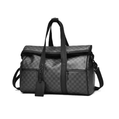 Sac de sport à motif damier gris/noir, vue frontale : fermeture à rabat magnétique, deux poches zippées latérales et sangles renforcées — design fonctionnel et résistant pour un usage quotidien intensif.