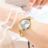 Montre femme Curren 9092 portée au poignet, avec manche en dentelle et ongles décorés — souligne le confort, la discrétion et l’élégance du modèle pour les occasions quotidiennes ou spéciales.