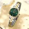 Montre femme Curren 9094 dans une mise en scène luxueuse : fond doré, perles et reflets lumineux — souligne l’élégance et la qualité du bracelet bicolore et du cadran vert émeraude.